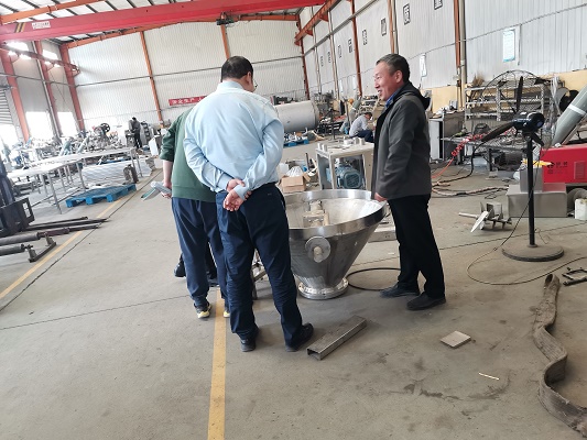 濟南寵物食品加工廠薛總一行來公司考察真空滾揉機擠出機等(圖2)